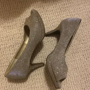 Kelly and Katie Heals never worn! Silver gold look! 5 1/2
